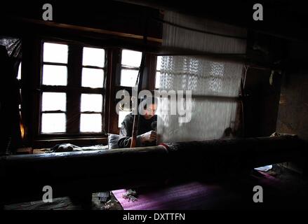 Srinagar, Kaschmir Indien kontrollierten. 31. März 2014. Eine Frau webt einen Teppich auf ein Dorf von Srinagar, Sommer in der Hauptstadt von Indien kontrollierten Kaschmir, 31. März 2014. © Javed Dar/Xinhua/Alamy Live-Nachrichten Stockfoto