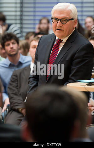 Berlin, Deutschland. 31. März 2014. Deutscher Außenminister Frank-Walter Steinmeier (SPD) behandelt das Thema "Die Stimme für Europa?" mit Schülerinnen und Schülern aus Europa in Berlin, Deutschland, 31. März 2014. Foto: MAURIZIO GAMBARINI/DPA/Alamy Live-Nachrichten Stockfoto