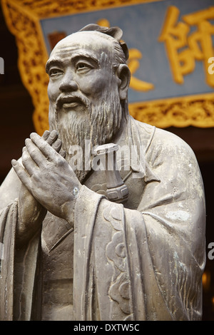 Eine Statue des Konfuzius im Konfuzianischen Tempel, in Shanghai, China. Stockfoto