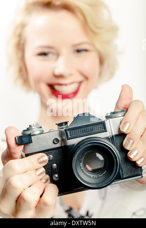 Junge Frau mit Fotokamera Stockfoto