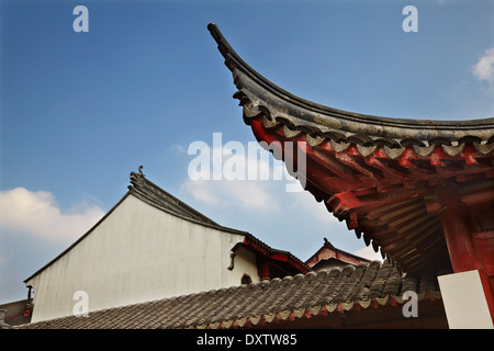 Fliegende Dachrinnen auf dem Dach des konfuzianischen Tempels in Shanghai, China. Stockfoto