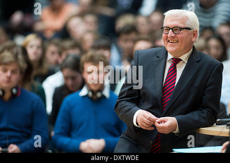 Berlin, Deutschland. 31. März 2014. Deutscher Außenminister Frank-Walter Steinmeier (SPD) behandelt das Thema "Die Stimme für Europa?" mit Schülerinnen und Schülern aus Europa in Berlin, Deutschland, 31. März 2014. Foto: MAURIZIO GAMBARINI/DPA/Alamy Live-Nachrichten Stockfoto