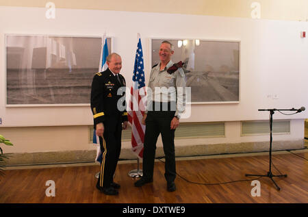 Jerusalem. 31. März 2014. Am 31. März 2014 trifft Israel Defense Forces (IDF) Chief of Staff Benny Gantz (R) mit Besuch US Vorsitzender der Joint Chiefs Of Staff Martin Dempsey in Jerusalem. General Dempsey kamen in Israel am Sonntag für einen dreitägigen Besuch mit obersten militärischen und politischen Führer des Landes. © POOL/Ronen Zvulun/Xinhua/Alamy Live-Nachrichten Stockfoto