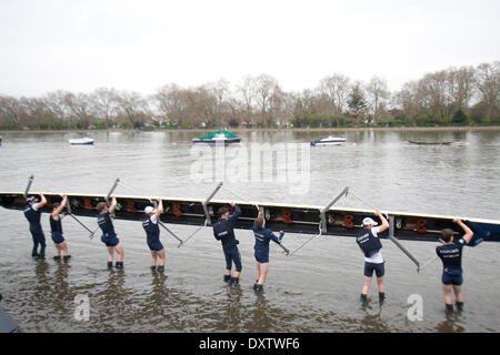 Putney, London, UK. 31. März 2014. Universität Oxford Boot Besatzung Praxis auf der Themse vor der 160. Boat Race zwischen Oxford und Cambridge Credit: Amer Ghazzal/Alamy Live-Nachrichten Stockfoto