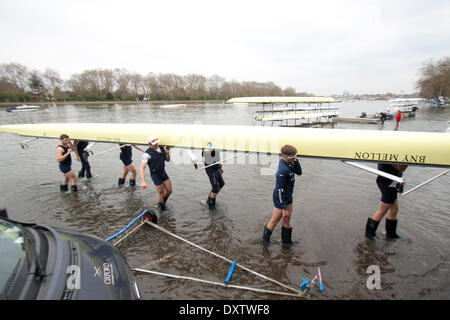 Putney, London, UK. 31. März 2014. Universität Oxford Boot Besatzung Praxis auf der Themse vor der 160. Boat Race zwischen Oxford und Cambridge Credit: Amer Ghazzal/Alamy Live-Nachrichten Stockfoto