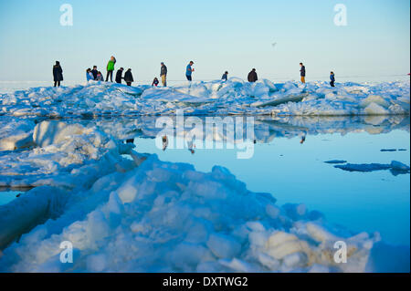 Schnee und Eis in Marblehead Leuchtturm am Ende März 2014. Menschen sind zu sehen, zu Fuß auf den Eisschollen Stockfoto