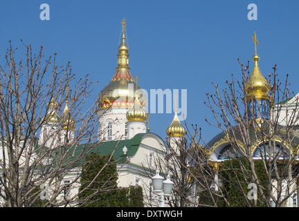 Potschajew, Ukraine. 28. März 2014. Die vergoldeten Dächer der Türme des Klosters Heilige Dormition Potschajew Lavra Leuchten in der Sonne in Potschajew, Ukraine, 28. März 2014. Potschajew ist eines der fünf Russisch-orthodoxe Klöster der Ehrentitel "Lawra" für seine Bedeutung im Hinblick auf die Kirchenpolitik zu tragen. Foto: Friedemann Kohler/Dpa/Alamy Live News Stockfoto