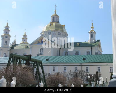 Potschajew, Ukraine. 28. März 2014. Die vergoldeten Dächer der Türme des Klosters Heilige Dormition Potschajew Lavra Leuchten in der Sonne in Potschajew, Ukraine, 28. März 2014. Potschajew ist eines der fünf Russisch-orthodoxe Klöster der Ehrentitel "Lawra" für seine Bedeutung im Hinblick auf die Kirchenpolitik zu tragen. Foto: Friedemann Kohler/Dpa/Alamy Live News Stockfoto