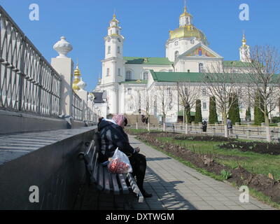 Potschajew, Ukraine. 28. März 2014. Die vergoldeten Dächer der Türme des Klosters Heilige Dormition Potschajew Lavra Leuchten in der Sonne in Potschajew, Ukraine, 28. März 2014. Potschajew ist eines der fünf Russisch-orthodoxe Klöster der Ehrentitel "Lawra" für seine Bedeutung im Hinblick auf die Kirchenpolitik zu tragen. Foto: Friedemann Kohler/Dpa/Alamy Live News Stockfoto