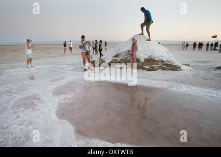 Touristen am Chott El Jerid, einem großen Salz See im Süden von Tunesien. Stockfoto