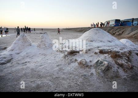 Touristen am Chott El Jerid, einem großen Salz See im Süden von Tunesien. Stockfoto