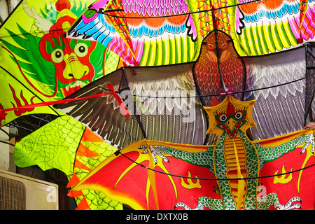 Detail eines traditionellen Drachen zum Verkauf in einer Straße in der Nähe von Yuyuan Garden, in Shanghai, China. Stockfoto