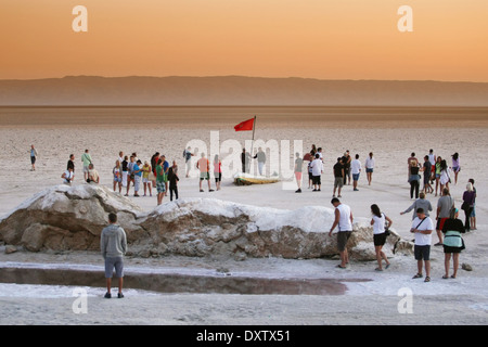 Touristen am Chott El Jerid, einem großen Salz See im Süden von Tunesien. Stockfoto