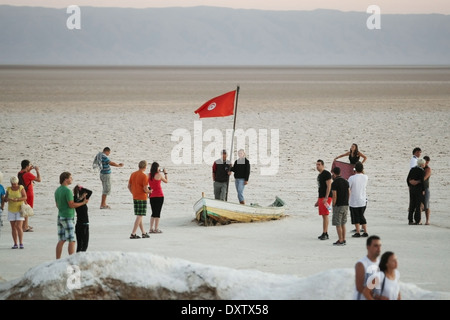 Touristen am Chott El Jerid, einem großen Salz See im Süden von Tunesien. Stockfoto