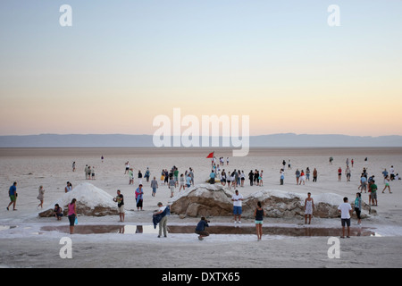 Touristen am Chott El Jerid, einem großen Salz See im Süden von Tunesien. Stockfoto