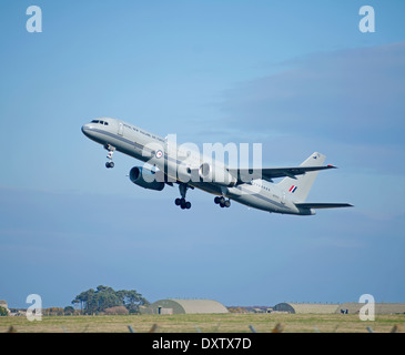 New Zealand Royal Airforce Boeing 757 RAF Lossiemouth auf seiner Rückkehr nach Hause Langstrecke verlassen.  SCO 9031. Stockfoto