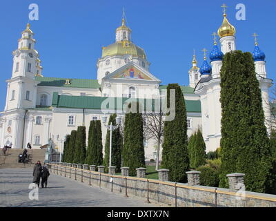 Potschajew, Ukraine. 28. März 2014. Die vergoldeten Dächer der Türme des Klosters Heilige Dormition Potschajew Lavra Leuchten in der Sonne in Potschajew, Ukraine, 28. März 2014. Potschajew ist eines der fünf Russisch-orthodoxe Klöster der Ehrentitel "Lawra" für seine Bedeutung im Hinblick auf die Kirchenpolitik zu tragen. Foto: Friedemann Kohler/Dpa/Alamy Live News Stockfoto