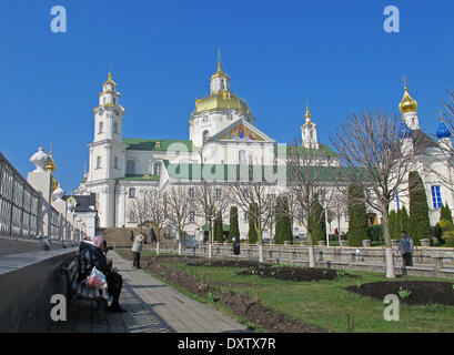 Potschajew, Ukraine. 28. März 2014. Die vergoldeten Dächer der Türme des Klosters Heilige Dormition Potschajew Lavra Leuchten in der Sonne in Potschajew, Ukraine, 28. März 2014. Potschajew ist eines der fünf Russisch-orthodoxe Klöster der Ehrentitel "Lawra" für seine Bedeutung im Hinblick auf die Kirchenpolitik zu tragen. Foto: Friedemann Kohler/Dpa/Alamy Live News Stockfoto