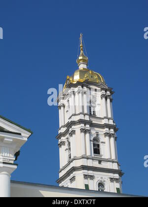 Potschajew, Ukraine. 28. März 2014. Die vergoldeten Dächer der Türme des Klosters Heilige Dormition Potschajew Lavra Leuchten in der Sonne in Potschajew, Ukraine, 28. März 2014. Potschajew ist eines der fünf Russisch-orthodoxe Klöster der Ehrentitel "Lawra" für seine Bedeutung im Hinblick auf die Kirchenpolitik zu tragen. Foto: Friedemann Kohler/Dpa/Alamy Live News Stockfoto