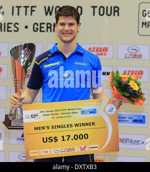 Magdeburg, Deutschland. 30. März 2014. Deutscher Tischtennisspieler Dimitrij Ovtcharov lächelt während den Tischtennis German Open in der Getec-Arena in Magdeburg, Deutschland, 30. März 2014. Er gewann die Herren Einzel Finale in 4: 3 Sätzen. Foto: Jens Wolf/Dpa/Alamy Live News Stockfoto