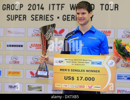 Magdeburg, Deutschland. 30. März 2014. Deutscher Tischtennisspieler Dimitrij Ovtcharov lächelt während den Tischtennis German Open in der Getec-Arena in Magdeburg, Deutschland, 30. März 2014. Er gewann die Männer einzelne Finale in 4: 3 Sätzen. Foto: Jens Wolf/Dpa/Alamy Live News Stockfoto