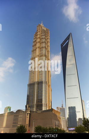 Der Jinmao Tower (links) und das Shanghai World Financial Center, zwei der höchsten Gebäude Chinas, im Pudong-Viertel von Shanghai, China. Stockfoto