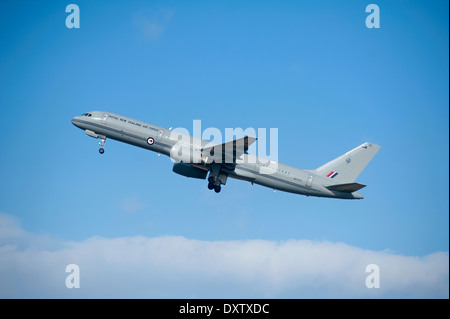 New Zealand Royal Airforce Boeing 757 RAF Lossiemouth auf seiner Rückkehr nach Hause Langstrecke verlassen.  SCO 9033 Stockfoto