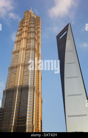 Der Jinmao Tower (links) und das Shanghai World Financial Center, zwei der höchsten Gebäude Chinas, im Pudong-Viertel von Shanghai, China. Stockfoto