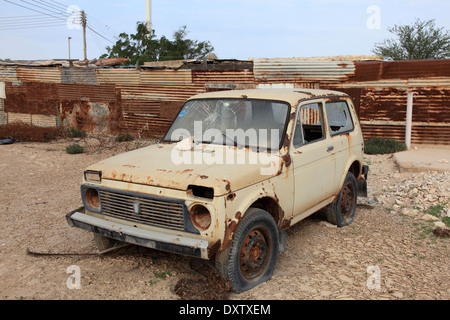 Lada Niva Autowrack in Katar, Nahost Stockfoto