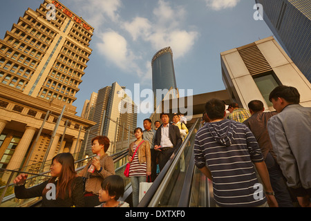 Menschen und Gebäuden im Lujiazui Bezirk Pudong, Shanghai, China. Stockfoto