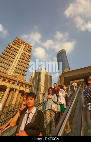 Menschen und Gebäuden im Lujiazui Bezirk Pudong, Shanghai, China. Stockfoto