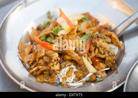Gebratener Fischsalat auf der Straße in Yangon, Myanmar Stockfoto