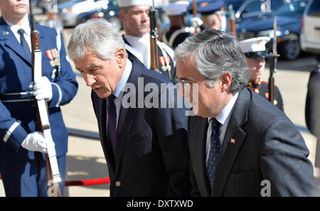 Washington, USA. 31. März 2014. U.S. Defense Secretary Chuck Hagel (L) begrüßt Portugals Minister für nationale Verteidigung Jose Pedro Aguiar-Branco im Pentagon, Washington, DC, Hauptstadt der USA, 31. März 2014. Bildnachweis: Bao Dandan/Xinhua/Alamy Live-Nachrichten Stockfoto