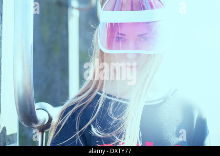 Mode-Porträt der jungen Frau in rosa Visier mit hellen Sonne Stockfoto