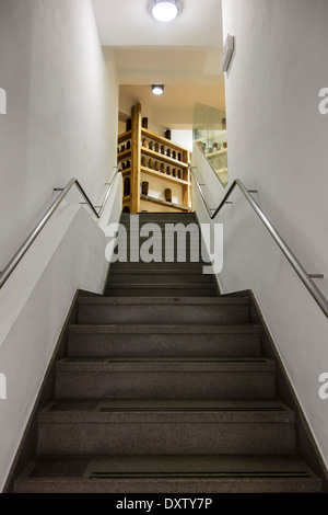 Treppe im Inneren IJzertoren / Yser Tower, Erster Weltkrieg ein Denkmal und höchsten Friedensmonument Europas Dixmude, Belgien Stockfoto