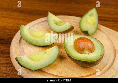 Avocado über eine hölzerne boad Stockfoto