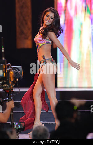 Quezon City, Philippinen. 30. März 2014. Quezon City, Philippinen - Mary Jean Lastimosa Posen in ihrem Badeanzug während der Krönung Nacht der Binibining Pilipinas (Miss Philippinen) am 30. März 2014. Binibining Pilipinas ist die Philippinen renommiertesten Schönheitswettbewerb mit Vertretern, die Rücken an Rücken Siege wie Miss Universum 2013 3. Läufer Uo Ariella Arida, Miss Supranational 2013 Johanna Datul und Miss International Bea Rose Santiago zu gewinnen. Die Gewinner des Gewinnspiels Schönheit Pageant werden in der Weltbühne die Philippinen vertreten. (Kredit-Bild: © Mark Cristino/NurPh Stockfoto