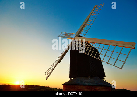 Gesamtansicht der Brill Windmühle in Buckinghamshire abgebildet bei Sonnenuntergang Stockfoto