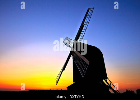 Gesamtansicht der Brill Windmühle in Buckinghamshire abgebildet bei Sonnenuntergang Stockfoto