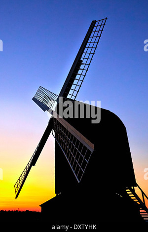 Gesamtansicht der Brill Windmühle in Buckinghamshire abgebildet bei Sonnenuntergang Stockfoto