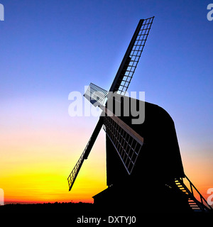 Gesamtansicht der Brill Windmühle in Buckinghamshire abgebildet bei Sonnenuntergang Stockfoto