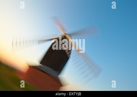 Gesamtansicht der Brill Windmühle in Buckinghamshire abgebildet bei Sonnenuntergang (enthält Bewegungsunschärfe) Stockfoto