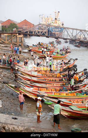 Motorboote im Hafen von Yangon, Myanmar Stockfoto