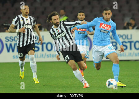 Neapel, Italien. 30. März 2014. Andrea Pirlo konkurriert für den Ball mit Faouzi Ghoulam während italienische Serie eine Übereinstimmung zwischen SSC Napoli und Juventus Football/Soccer im Stadio San Paolo am 30. März 2014 in Neapel, Italien. © Franco Romano/NurPhoto/ZUMAPRESS.com/Alamy Live-Nachrichten Stockfoto