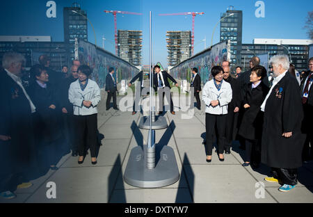 Südkoreanischen Präsidenten Park Geun-Hye (2-R) besucht die East Side Gallery und eine Foto-Ausstellung auf der de-militarisierte Zone zwischen Nord- und Südkorea in Berlin, Deutschland, 27. März 2014. Park wird durch die Fotoausstellung von Direktor des National Museum of Modern Art Koreanisch, Choi Eunju (L) und der Berliner Künstler Achim Freyer (R) geführt. Der längste noch verbliebenen Teil der ehemaligen innerdeutschen Grenze war von besonderem Interesse für Park, da sie aus einer geteilten Nation selbst kommt. Foto: Bernd von Jutrczenka/Dpa (Reflexion verursacht durch A Ausstellung GLASWAND) Stockfoto