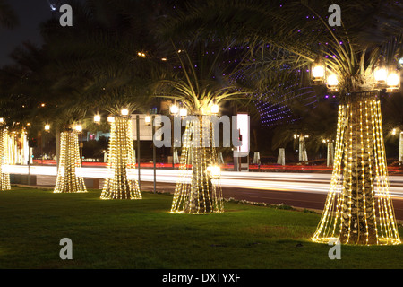 Beleuchteten Palmen an der Corniche in Doha. Katar, Nahost Stockfoto