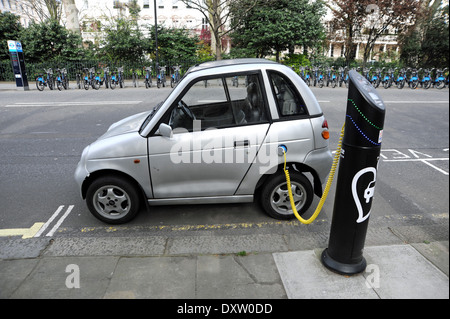 G-Wiz ich Elektroauto am Laden in der City of Westminster London UK darauf Stockfoto