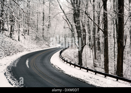 Straße durch Pisgah National Forest im Winter - in der Nähe von Brevard, North Carolina USA Stockfoto