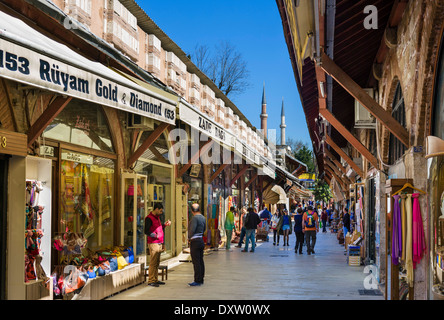 Geschäfte in der Arasta Bazaar in der Nähe von Blaue Moschee (Sultanahmet Camii), Stadtteil Sultanahmet, Istanbul, Türkei Stockfoto