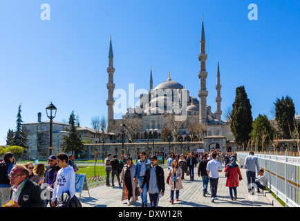 Massen vor die blaue Moschee (Sultanahmet Camii), Stadtteil Sultanahmet, Istanbul, Türkei Stockfoto